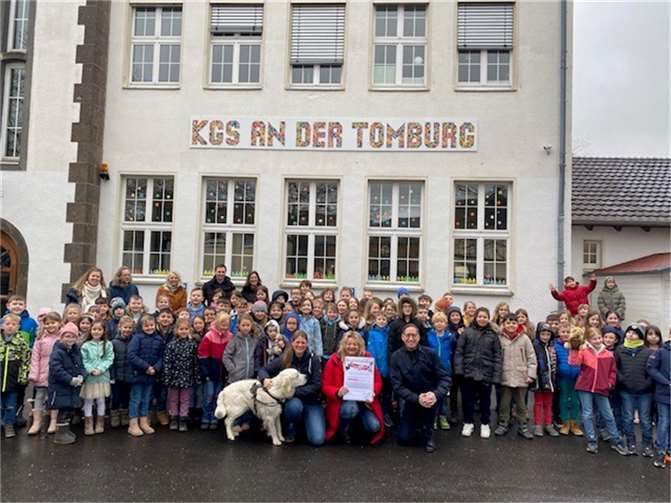 Zur Zertifizierung der KGS An der Tomburg hatten sich alle Kinder und Lehrkräfte der Schule auf dem Schulhof versammelt.  Foto: privat