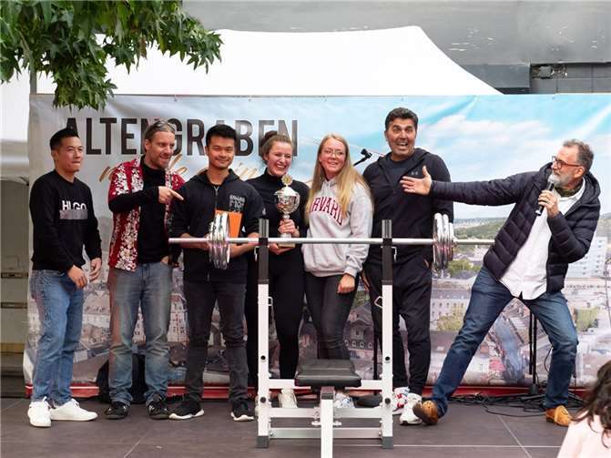 Zur aller Überraschung gewann mit Eva Butzen aus Wiesbaden, eine Teilnehmerin die elfmal in Folge 70 Kilo stemmte und die „starken Männer“ in den Schatten stellte. Foto: privat