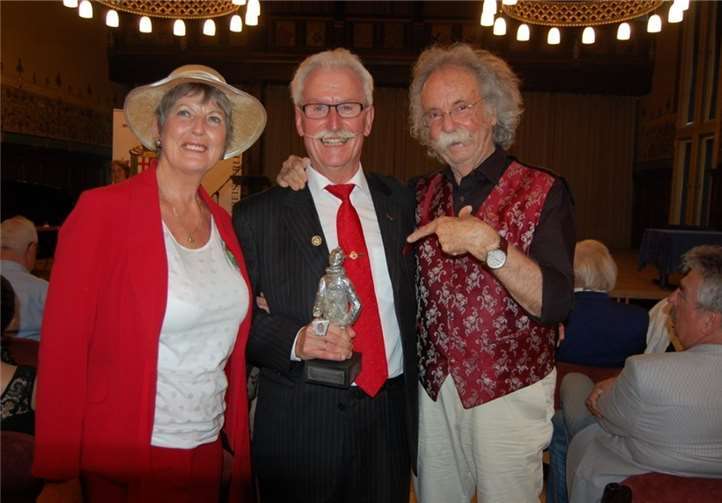 Zur besonderen Ehrung Willi Fuhrmanns für sein karnevalistisches Lebenswerk war eigens aus Köln kein Geringerer als Urgestein Jean Pütz herbeigeeilt. (v.l.n.r.) Gattin Edith Fuhrmann, der Geehrte mit seinem schwergewichtigen Preis (Einer Plastik aus Zinn), Gratulant Jean Pütz.FA