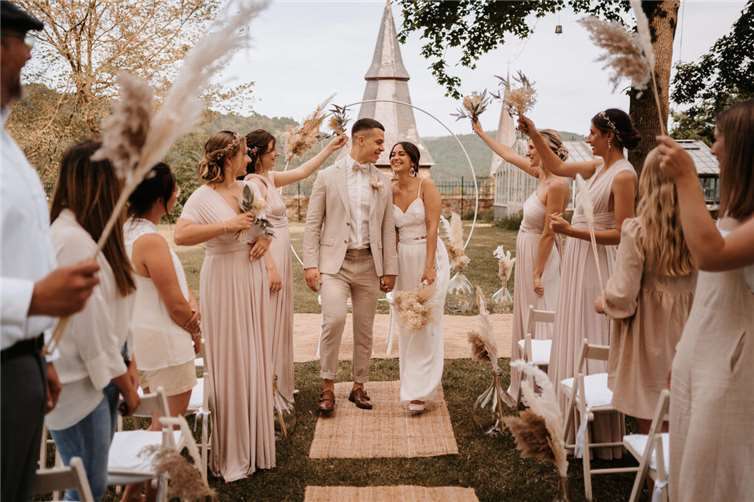 Zur diesjährigen Hochzeitsmesse direkt an der Trendlocation Schloss Burgbrohl können sich Paare in allen Bereichen rund um das Thema Hochzeit inspirieren lassen.  Foto: Kohlenberg