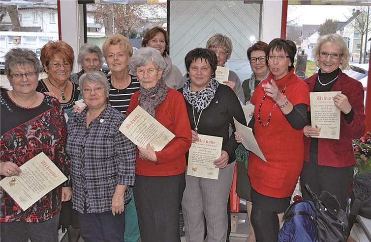 Zur diesjährigen Weihnachtsfeier der Remagener Möhnen wurden Mitglieder durch Obermöhn Ingrid Efferz für ihre langjährige Mitgliedschaft geehrt. privat