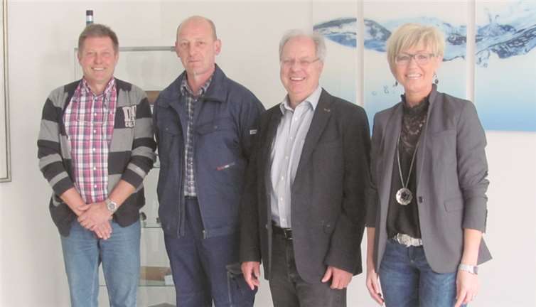 Zur doppelten Ernennung von Horst Westdickenberg gratulierten Geschäftsführer Heinz Stoll, Bereichsleiterin Wasserversorgung Heike Schmitz und der Technische Leiter der Wasserversorgung, Rolf Metzler.privat