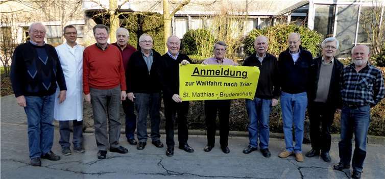 Zur dreitägigen Fußwallfahrt nach Trier steht das SMB-Versorgungsteam logistisch bereits in den „Startlöchern“ (v.l.): Horst Nöthen, Erich Weber, Hans Keuser, Peter Spurzem, Werner Schäfer, Heinz Schäfer, Ernst Möhnen, Hubert Jansen, Wulf Cornelius, Dieter Preß und Hermann Schuster.  SMB MY