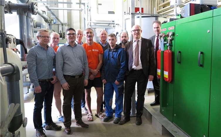 Zur erfolgreichen Inbetriebnahme des BHKW (rechts in grün) trafen sich die Erbauer und Betreiber der Anlage : v. li. Erwin Gäb - Fa. Kältetechnik Berndt, Gerhartz - Hallenbad Wachtberg, Thomas Nöthen - IBS Ingenieurbüro Schuster, Markus Becker - Kältetechnik Berndt, Klaus Stein - Hallenbad Wachtberg, Jürgen Hamacher - Jürgen Hamacher GmbH, Alexander Hösel - Jürgen Hamacher GmbH, Thomas Langhoff - Jürgen Hamacher GmbH, Kai Birkner - enewa GmbH, Jörg Ostermann - enewa GmbH.Privat