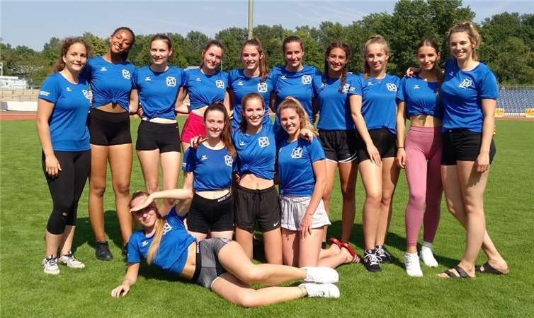 Zur erfolgreichen Mannschaft des BvS gehören: Rashida Adam, Pia Foehrmann, Sarah Gerhardt, Emmi Koßmann, Luisa Mais, Deliah Mehlem, Lara Orlik, Patrizia Root, Anastasia Samardzija, Jacqueline Ungefug, Melissa Wimmer, Lena Zschiesche sowie die Sportlehrkräfte Matthias Heubach und Anna Matzdorff.Foto: privat