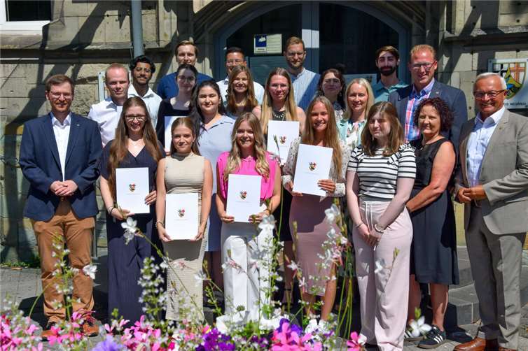 Zur erfolgreichen Prüfung gratulierten Landrat Achim Hallerbach und Personalratsvorsitzende Birgit Eisenhuth elf Nachwuchskräften.Foto: Julia Hinz / Kreisverwaltung Neuwied