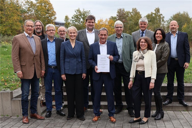 Zur erneuten Ernennung zum Landrat gratulierten Achim Schwickert die Beigeordneten und Fraktionsvorsitzenden.  Foto: Kreisverwaltung / Nicole Chemnitz
