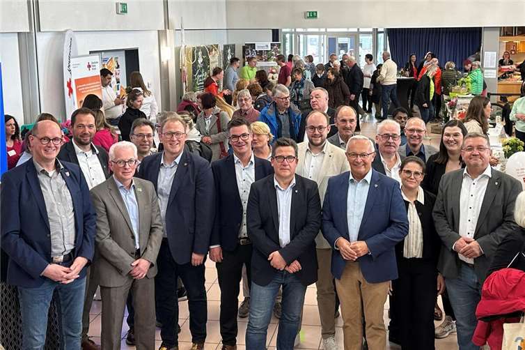 Zur ersten Gesundheitsmesse Landkreis Neuwied konnte Landrat Achim Hallerbach unter den zahlreichen Besucherinnen und Besuchern auch die Bürgermeister und die Beigeordneten des Landkreises begrüßen. Beim Messe-Rundgang überzeugte sich der Landrat vom vielfältigen Angebot an den einzelnen Ständen.Foto: Thomas Herschbach