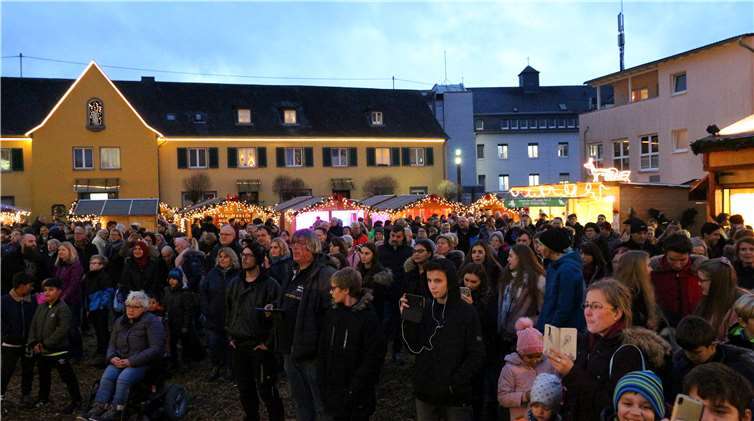 Zur feierlichen Eröffnung des Weihnachtsmarktes haten sich viele Besucher eingefunden.