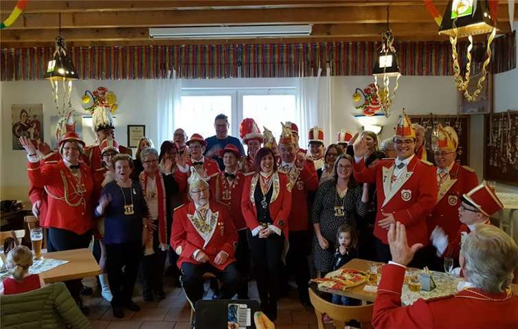 Zur feierlichen Ordensverleihung hatte sich eine große Zahl Metternicher Karnevalisten zusammengefunden. privat