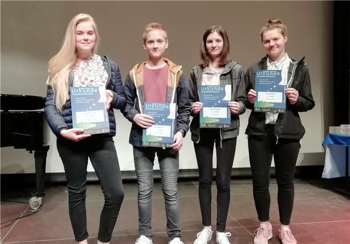 Zur feierlichen Preisverleihung ging es kürzlich in den Frankfurter Hof nach Mainz, wo den Schülerinnen und Schülern durch Landtagspräsident Hendrik Hering die Urkunden übergeben wurden..Foto: Tanja Romes