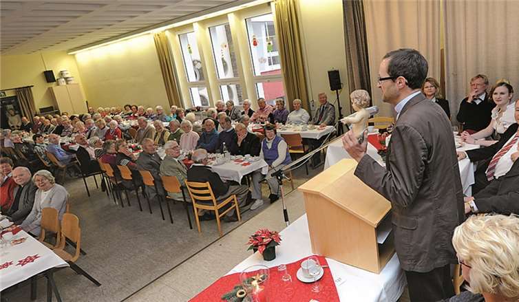 Zur gemütlichen vorweihnachtlichen Seniorenfeier der Hutengemeinschaft „St. Barbara“ Ahrhut begrüßte Hutenmeister Jochen Ulrich in der Aula der Aloisius-Schule über 140 Seniorinnen und Senioren und zahlreiche Gäste.FIX