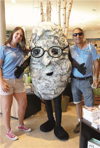 Zur großen Freude der Kinder war auch das Team der Tourist-Information mit seinem Maskottchen Laachus auf dem Klostergelände unterwegs.