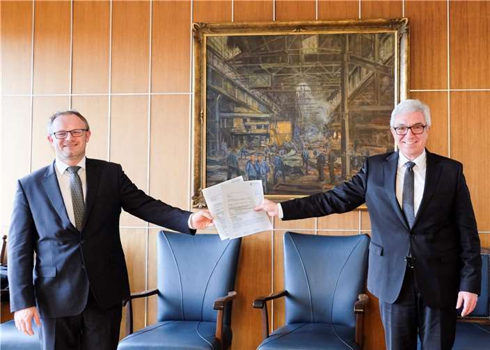 Zur großen Freude des Neuwieder Oberbürgermeisters Jan Einig überbrachte Roger Lewentz, Innenminister von Rheinland-Pfalz, den Förderbescheid über 4,9 Millionen Euro für die Innenstadt und die südöstliche Innenstadt Neuwieds.Fotos: Stadt NeuwiedMaxie Meier