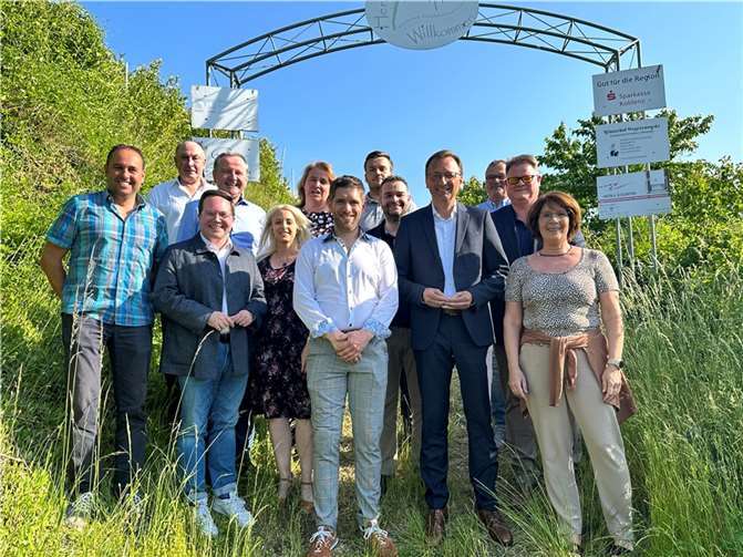 Zur großen Überraschung der Politiker stand abschließend eine Ehrung an. Beide erhielten die Patenschaft für je eine Weinrebe im Königinnenwingert in Oberfell.  Foto: Marcel Willig