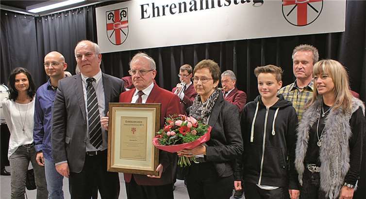 Zur großen Überraschung des Geehrten erschien die komplette Familie von Reinhard Fey nach der Laudatio durch Stadtbürgermeister Uli Klöckner auf der Bühne. GH