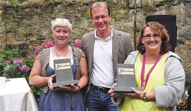 Zur großen Überraschung von Jutta Schützdeller (re.) und Simone van de Paß überreichte Jörg Lempertz ihnen zwei aus Mendiger Basalt geschaffene Bücher, die den Titel „Gianina“ trugen. -FRE-