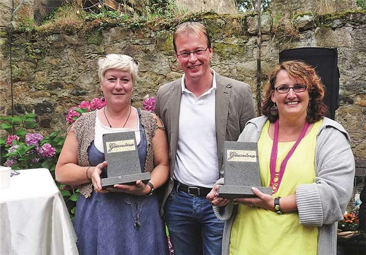 Zur großen Überraschung von Jutta Schützdeller (re.) und Simone van de Paß überreichte Jörg Lempertz ihnen zwei aus Mendiger Basalt geschaffene Bücher, die den Titel „Gianina“ trugen. -FRE-