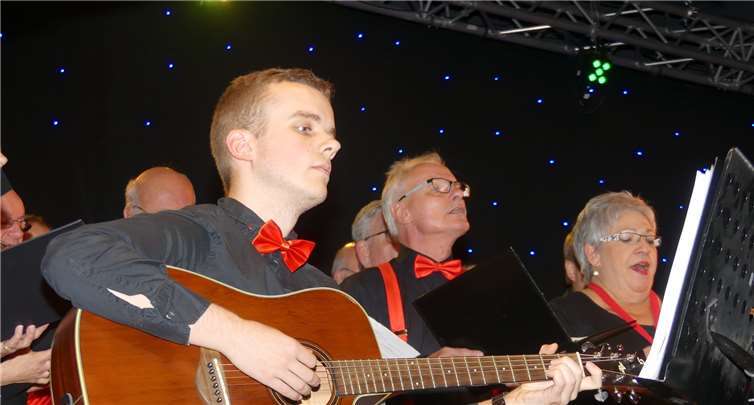 Zur instrumentalen Begleitung des Chores kamen auch Klavier und Gitarre zum hörenswerten Einsatz.