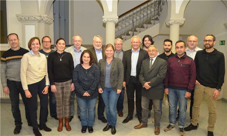 Zur konstituierenden Sitzung des Beirates für Migration und Integration hatte Landrat Achim Hallerbach ins Kreishaus eingeladen. Auf der Tagesordnung standen unter anderem die Verpflichtung der Beiratsmitglieder auf die gewissenhafte Wahrnehmung ihres Mandates und ein kurzer Überblick über die Aufgaben des Beirates. Violeta Jasiqi (4.v.l.) aus Linz, die schon in der zurückliegenden Legislaturperiode den Vorsitz innehatte, wird den Beirat auch weiterhin führen. Foto: Kreisverwaltung