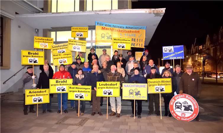 Zur mittlerweile 62. Dienstags-Demo hatten sich zahlreiche Mitstreiter gegen den Bahnlärm versammelt und demonstrieren gegen die Zunahme des Güterverkehrs im Mittelrheintal. Gastredner war der Neuwieder Landrat Achim Hallerbach.Kreisverwaltung Neuwied