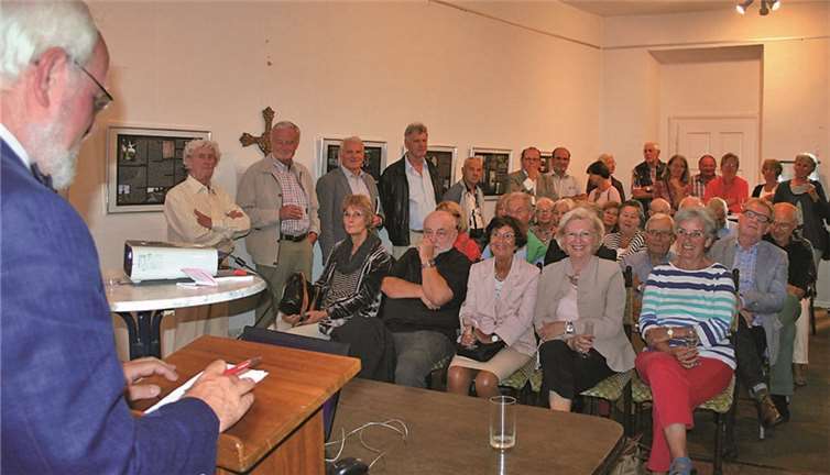 Zur neuen Ausstellung im Rathaus konnte Hans Metternich viele interessierte Gäste begrüßen. HG