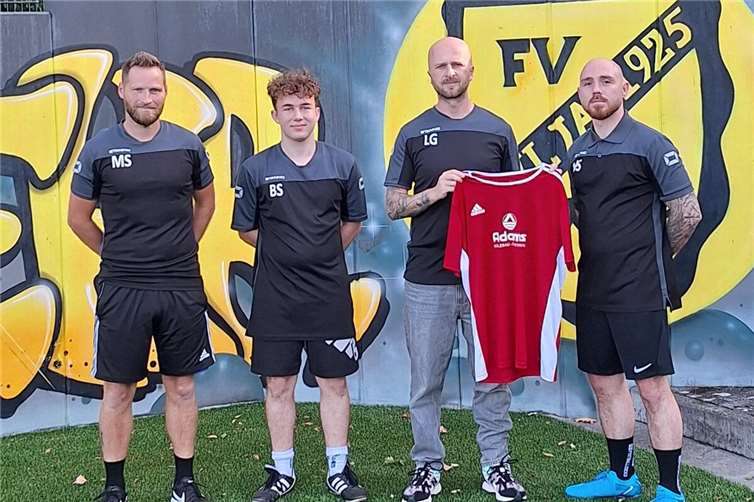 Zur neuen Saison begrüßte SG Trainer Patrick Melcher die Neuzugänge (von links) Luis Artzdorf, Tobias Lechtenböhmer und Andreas Arendt. Foto: SG Niederzissen/Wehr