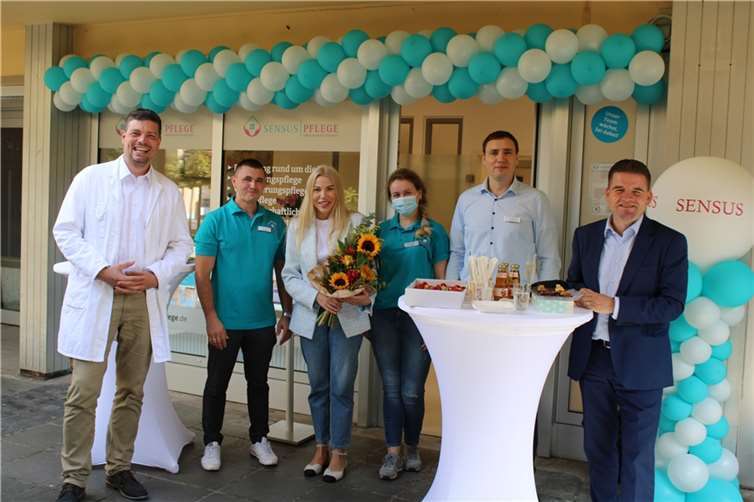 Zur offiziellen Eröffnung der SENSUS PFLEGE Geschäftsräume fanden sich zahlreiche Gratulanten in der Herold Passage ein, darunter auch Bürgermeister Holger Jung (rechts).Foto: DU
