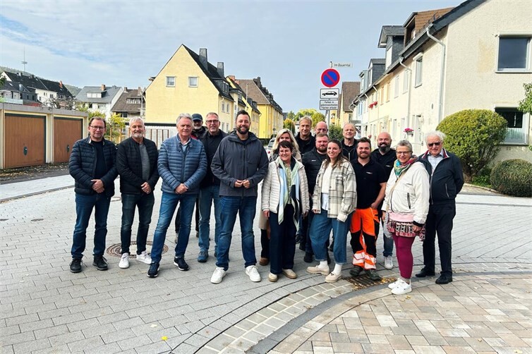 Zur offiziellen Eröffnung des Lindenwegs kamen Oberbürgermeister Lennart Siefert, Mitglieder des Stadtrats, Anwohnerinnen und Anwohner sowie Vertreter des Planungsbüros Weinand und der Baufirma Eurovia zusammen, um den Abschluss der Baumaßnahme gemeinsam zu feiern. 