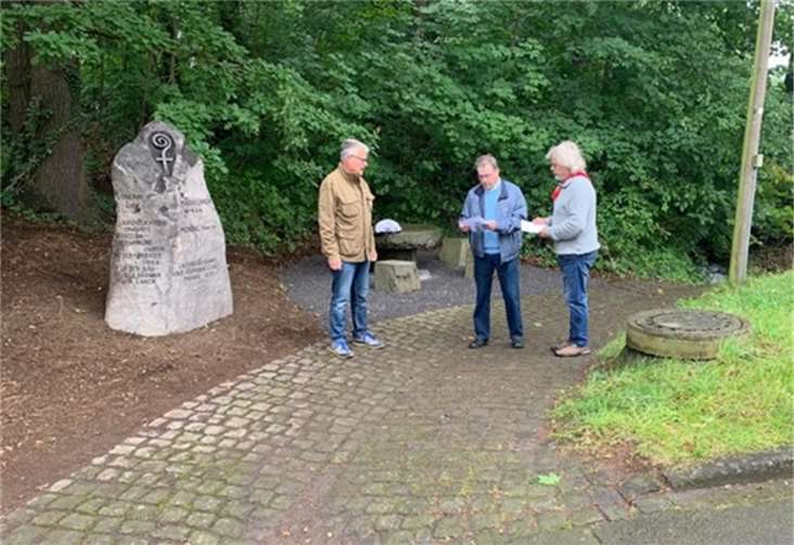 Zur offiziellen Übergabe des Erinnerungs-Steins traf sich die Layenbruderschaft und Steinhauerzunft Mendig im Laachgraben in der Nähe des Mendiger Vulkanbades.Foto: privat