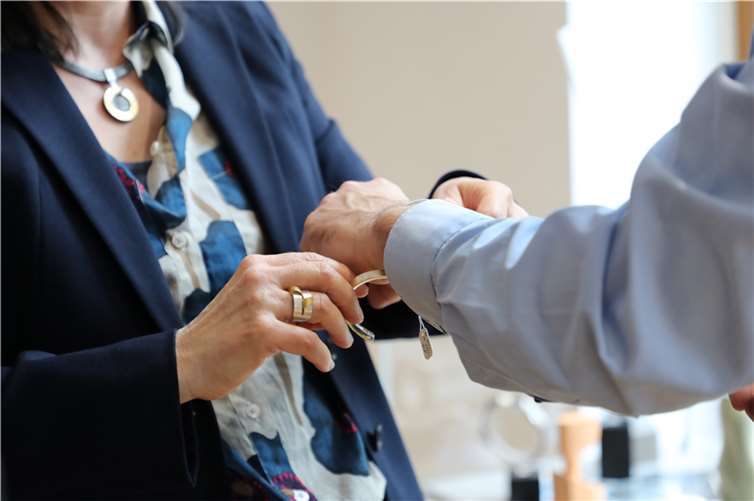 Zur persönlichen Beratung gehört natürlich auch das Anprobieren.