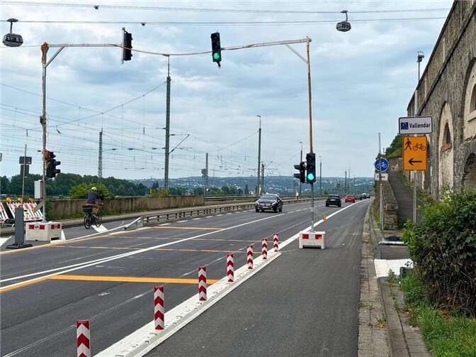 Zur sicheren Überquerung der Bundesstraße von für Radfahrenden und zu Fuß Gehenden wurde eigens eine Ampelanlage mit Anforderungstaster installiert. Auf der gegenüberliegenden Straßenseite ist der baulich getrennte Radweg für Zweirichtungsradverkehr und der Bestandsgehweg zu erkennen.