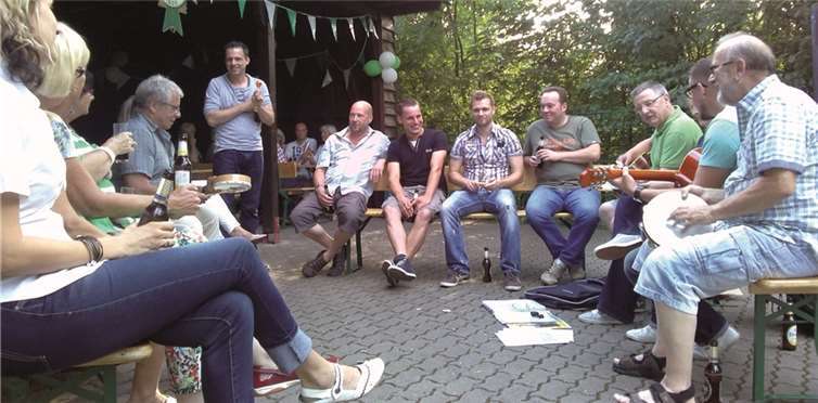 Zur späteren Stunde gab es ein Mitmach- und Mitsingkonzert am Lagerfeuer. .privat