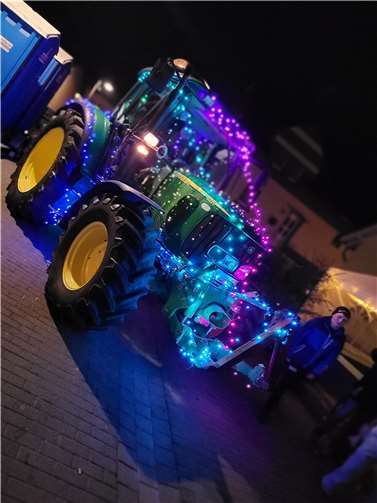 Zur späteren Stunde überraschte die Besucherinnen und Besucher noch Leon Milad mit seinem weihnachtlich geschmückten Traktor. Fotos: privat
