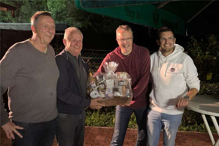 Zur sportlichen Bereicherung des Abends wurden zwei Preisadler gestiftet, die abwechselnd von Bemoosten und Schützen abgeräumt wurden.  Fotos: privat