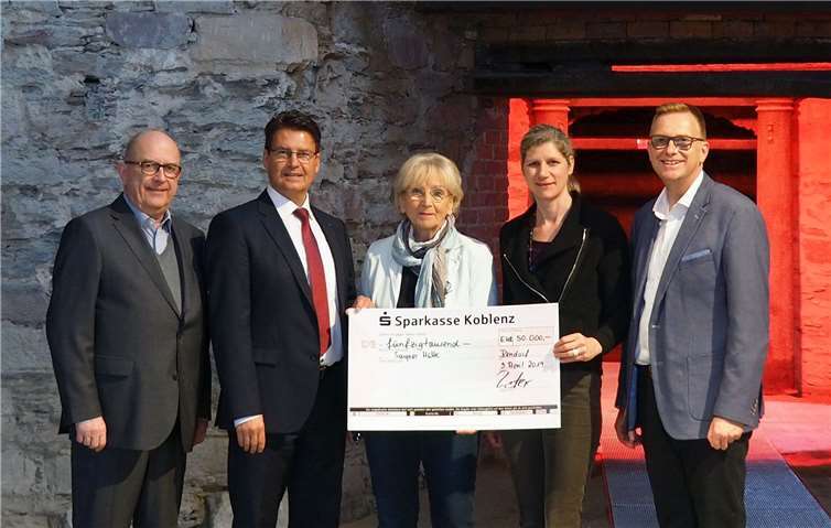 Zur symbolischen Spendenübergabe kamen Bürgermeister Michael Kessler, Matthias Nester, Rehlinde Glöckner, Steffi Zurmühlen und Werner Prümm. Foto: privat