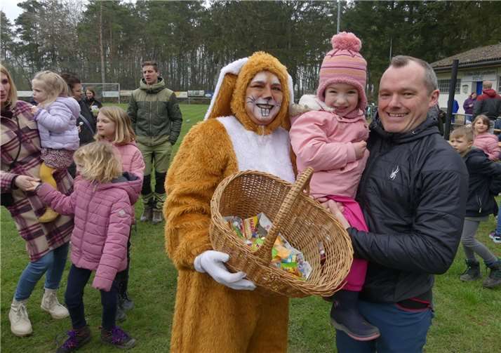Zur traditionellen Osternestsuche auf dem Landkerner Waldsportplatz begeisterte auch ein lebensgroßer Osterhase die Kids. Fotos: TE