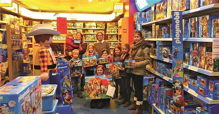 Zur vorweihnachtlichen Bescherung überreichte Elke Fritz (M.) den Gewinnerinne und ihren Eltern die Preise. WM