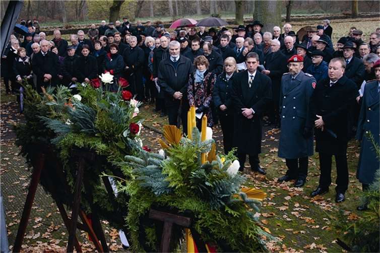 Zur zentralen Gedenkfeier des Kreises zum Volkstrauertag waren zahlreiche Teilnehmer zum Soldatenfriedhof nach Bad Bodendorf gekommen. RÜ