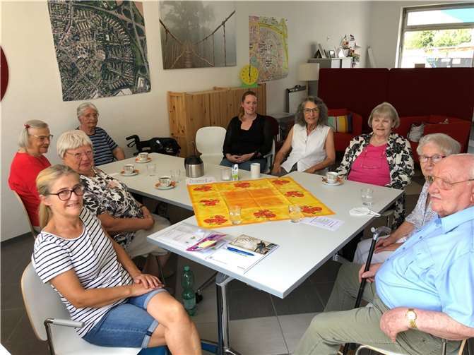 Zurecht bei Allen zufriedene Gesichter! Denn Gemeindeschwester plus Birgit Boos (li.) hatte das passende Rezept dabei. Quelle: Quartiersmanagement im Raiffeisenring