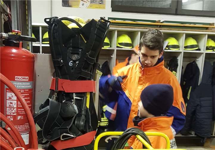 Zurück im Gerätehaus stand Gerätekunde auf dem Programm.