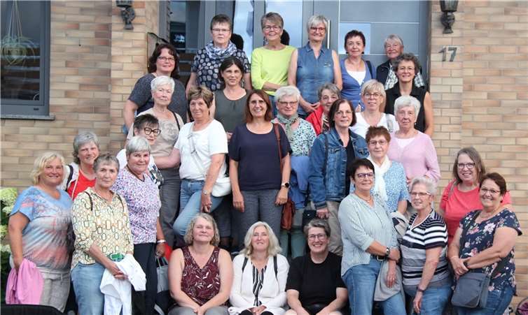 Zurück in Welling stellten sich die Teilnehmerinnen gut gelaunt und gerne für ein Erinnerungsfoto auf.  Fotos: Ingrid Pauken