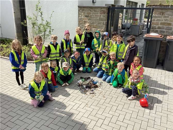 Zurück in der Kita angekommen, haben alle ihre „gesammelten Werke“ zusammengeschüttet. Obwohl es eigentlich sauber schien, kam doch einiges zusammen, worauf die Kinder sehr stolz waren. Foto: Anja Lammersdorf