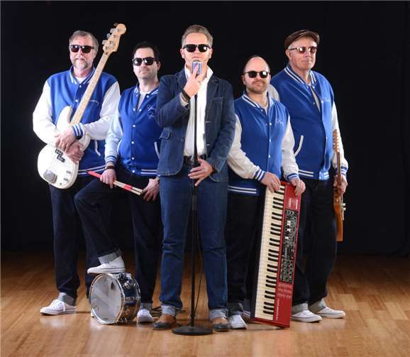 Zurück in die 50er: Mitreißender Rock’n’Roll und tanzbare Klassiker von „Sam Cheanz and the Blue Denims“ sorgen für Nostalgie pur.  Quelle: Lebendiger Marktplatz