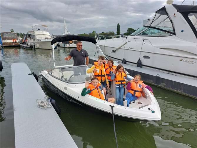 Toller Aktionstag „Eulenkinder an Bord“ Zurück vom Motorbootfahren auf dem Moselstausee. Das hat Spaß gemacht: Über die Wellen zu hüpfen und beim Eintauchen ins Wasser nassgespritzt zu werden.