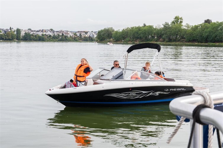 Zurück vom Motorbootfahren auf dem Moselstausee mit einem der von den Mitgliedern des SMC zur Verfügung gestellten Sportboot. - Das hat Spaß gemacht: Über die Wellen zu hüpfen und beim Eintauchen ins Wasser nassgespritzt zu werden. 