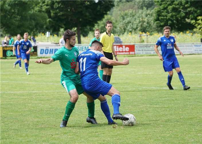Zurzeit ist Nenad Lazarevic noch Spielertrainer beim SV Niederwerth – hier im Sommer am Ball gegen seine zukünftige Mannschaft in einem Testspiel. Quelle: SG 2000