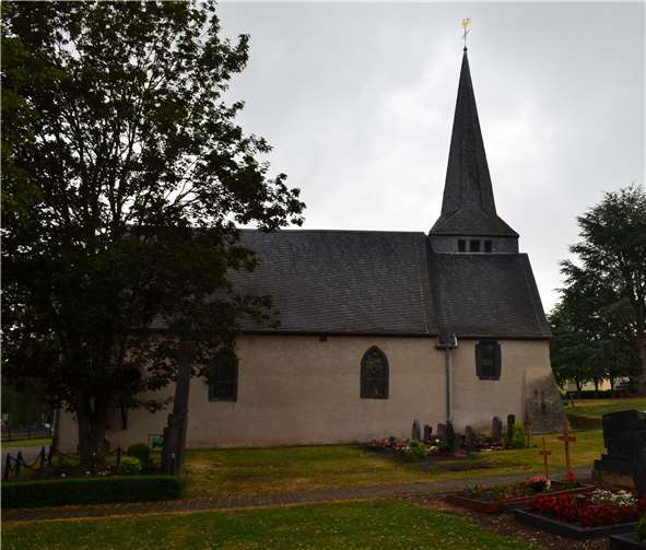 Zurzeit ist die Kirche eingerüstet, damit der Anstrich durchgeführt werden kann. Foto: OG Wierschem