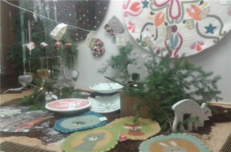 Zurzeit sind die Schaufenster des Weltladens mit vielen neuen fair gehandelten Artikeln stillvoll für die Adventszeit dekoriert.Weltladen Linz
