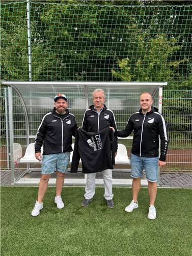 Zusätzlich erhielten die Altherren-Mannschaft und die Walking Football Gruppe, sowie die Trainer und Betreuer des Vereins, Funktionsbekleidung.